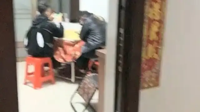 湖南瓜友曝光深夜偷拍淫窩遭老鴇追趕，逃命時撞進快餐妹窩，生死逃亡中還能遇騷妹，湖南深夜真不簡單！