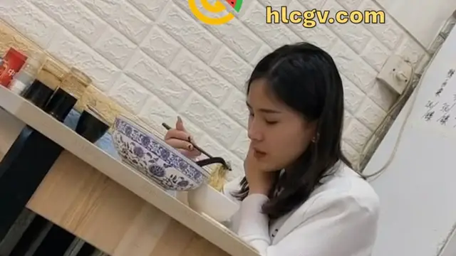 重口慎入！馬鞍山露屌狂魔震驚全場，街射戰神藥店、奶茶店、飯館輪番表演甩屌，小姐姐都嚇傻了！