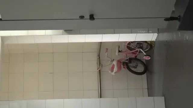 潛入學校女廁近距離偷拍美女老師粉嫩的鮑魚