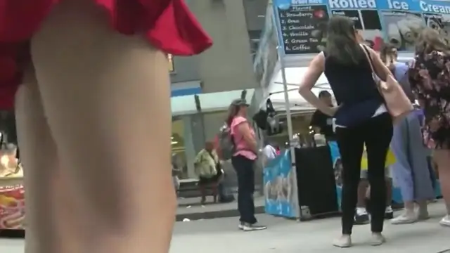 街頭抄底出來旅遊的紅裙子少婦