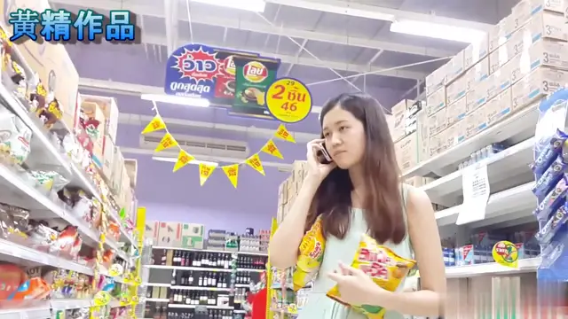 商場一路跟蹤偷拍長裙美女 趁她打電話分神拍到裙底竟然看到了她的小黑B 爽歪歪！