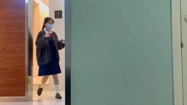最新商城偷窺極品JK裙雙辮清純學妹噓噓