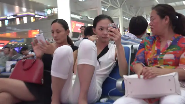 美眉能不能坐的文雅些 逼逼不錯