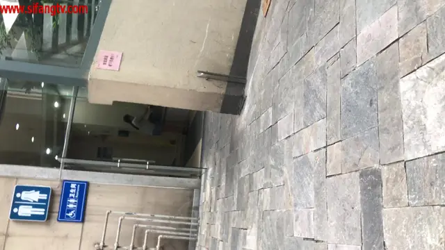 TP皮膚細膩的小美女,白色蕾絲內衣,滑溜溜的陰穴,尿尿和姨媽血交雜在一起噴射出來 美!