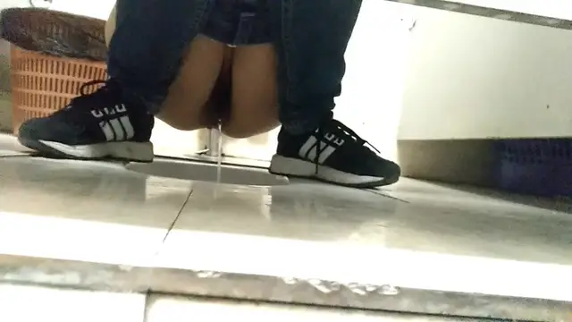 尾隨兩個美女噓噓