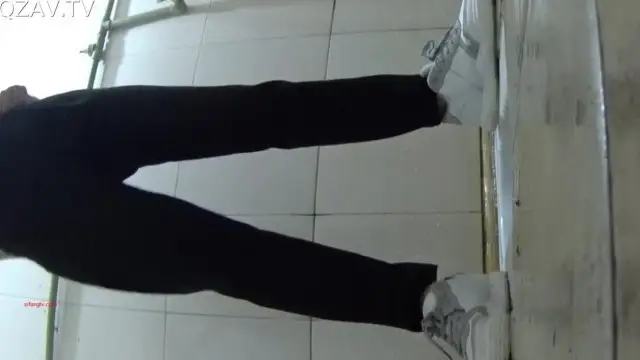 中午午休無聊潛入隔壁單位女廁偷窺噓噓有個帶玉鐲的妹子顏值不錯