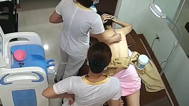 美體會所盜攝二個悶騷型白領美少婦全身雷射脫毛全過程
