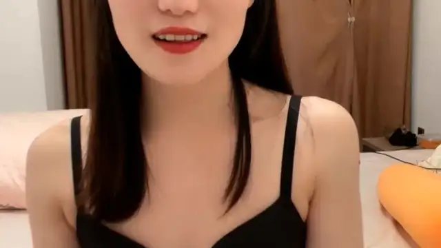 性感紅唇美少婦！和大屌炮友操逼！抓起大屌一頓口，扶屌騎乘位深插到底，美臀上下猛砸，搞得少婦舒服了