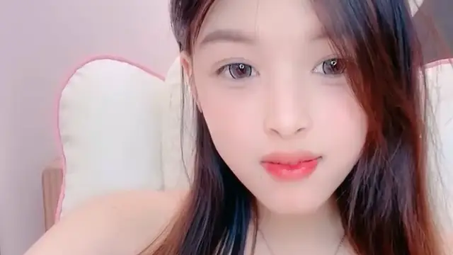 紅唇甜美小姐姐！激情大戰頭套男！美乳粉嫩小穴，跪著深喉插嘴，懟著嫩穴一頓操，扶腰後入撞擊