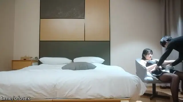【利哥探花】JK裝短裙黑絲極品女神，隔著內褲磨蹭小穴，換上女僕裝跪地深喉，懟著大屁股交叉姿勢就是操_學生妹_酒店真實偷拍