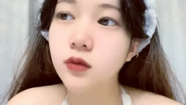 【禁漫直播】白色抹胸晚禮服,超短裙,大白屁股都是露在外面,豐滿大奶子,側面露出一線天道具插入粉穴