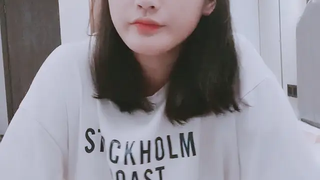【禁漫直播】新來的清純小妹妹全程露臉跟她的男友性愛啪啪,口交大雞巴讓小甜逼,各種姿勢抽插把小妹都幹疼了表情好騷