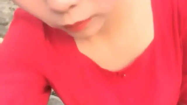[直播] 離異少婦 【單親少婦】 炎熱的夏天 到野外小溪游泳 到處撒尿 村裡人都沒發現 玩得真是刺激 2