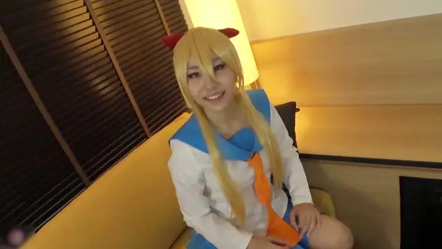 穿著制服的美麗金髮Cosplayer，Ichika Ayamori，提供了一個厚厚的口交！她最後還做了一次手淫!