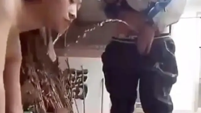 小母狗愛喝弟弟的尿