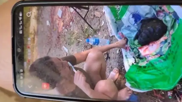 為了出名，用牛屎刷牙